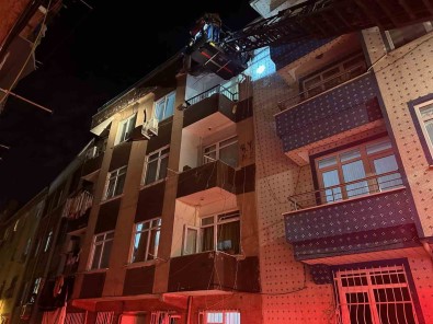Zeytinburnu'nda 3 Katli Binanin Terasi Çöktü
