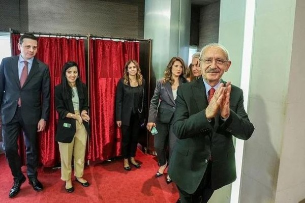 CHP Genel Başkanı Özgür Özel mazbatasını aldı... Kemal Kılıçdaroğlu genel merkez personeliyle vedalaştı... Mesaj dolu sözler