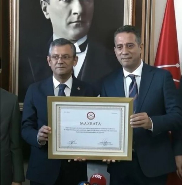 CHP Genel Başkanı Özgür Özel mazbatasını aldı... Kemal Kılıçdaroğlu genel merkez personeliyle vedalaştı... Mesaj dolu sözler