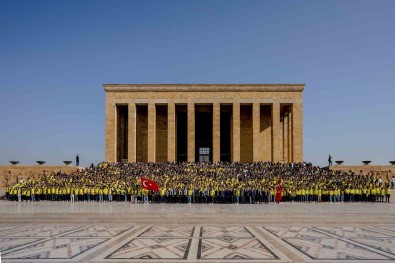Fenerbahçeli Taraftarlar Anitkabir'i Ziyaret Etti