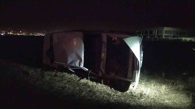 Kontrolden Çikan Otomobil Devrildi Açiklamasi 2 Yarali