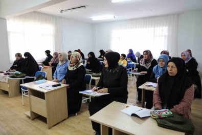 Mesajlasmak Için 66 Yasinda Okuma Yazma Ögreniyor