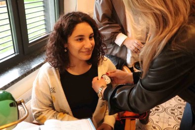 Ögrencilere Atatürk Rozeti Taktilar