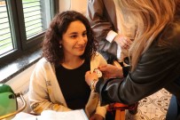 Ögrencilere Atatürk Rozeti Taktilar