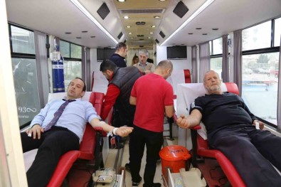 Serdivan'dan Kizilay'a Tam Destek