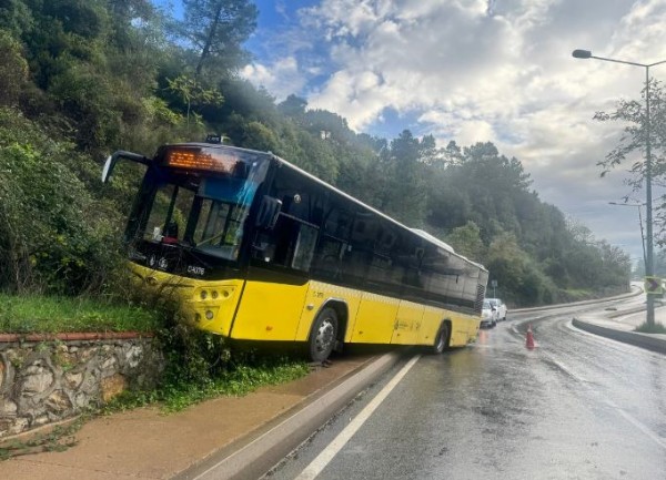 Beykoz'da İETT kazası: Kaygan yolda kontrolden çıktı
