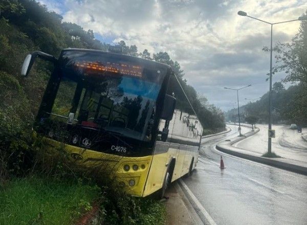 Beykoz'da İETT kazası: Kaygan yolda kontrolden çıktı