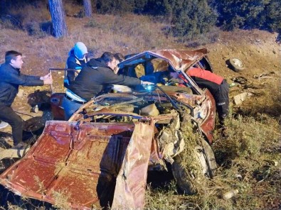 Burdur'da Kontrolden Çikan Otomobil Takla Atti Açiklamasi 1'I Agir 2 Yarali