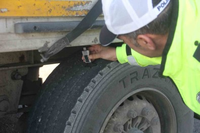 Erzincan'da Trafik Ekiplerinden Zorunlu Kis Lastigi Denetimi