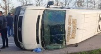 Kartepe'de otomobil minibüse çarptı: 15 yaralı