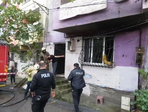 Ümraniye'de panik: Mahsur kalan 2 kişiyi komşuları kurtardı!