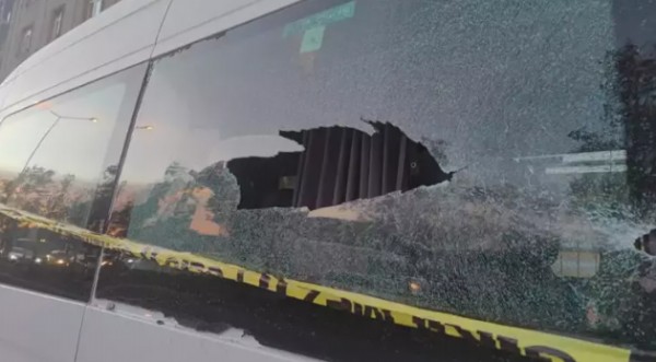 İstanbul'da seyir halindeki araçtan kalaşnikoflu saldırı! Yaralılar var