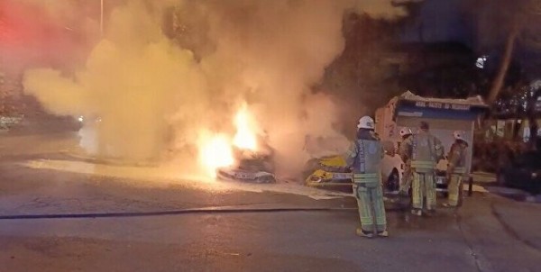 Fatih'te şüpheli yangın: Park halindeki araçlar küle döndü