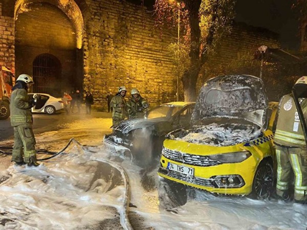 Fatih'te şüpheli yangın: Park halindeki araçlar küle döndü