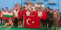 Bulgaristan'da Düzenlenen Badminton Turnuvasina Bergama Damgasi