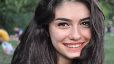 Giyinmeden poz verdi!