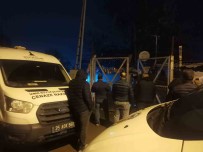 Izmir'de Oglu Tarafindan Biçaklanan Kadin Hayatini Kaybetti