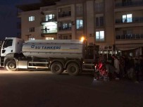 Izmir'in O Ilçesinde 3 Gündür Su Çilesi Açiklamasi Tankerler Önünde Kuyruk