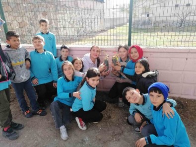 Karapinar'da Ögrenciler Fidanlari Toprakla Bulusturdu