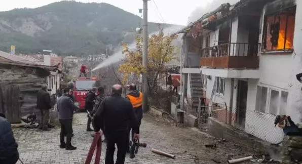 Bolu'da 2 katlı bina yandı