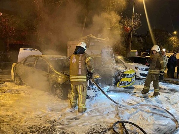 Fatih'te şüpheli yangın: Park halindeki araçlar küle döndü