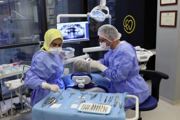 İngiltere sağlık sisteminde kriz! Reuters, Marion Parks'ın İstanbul'daki dişçi macerasını yazdı
