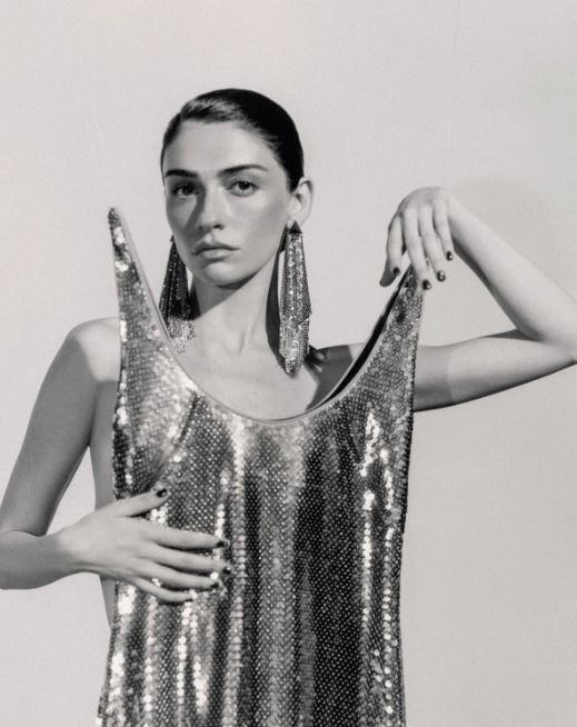 Giyinmeden poz verdi!