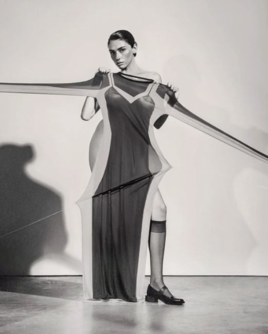 Giyinmeden poz verdi!