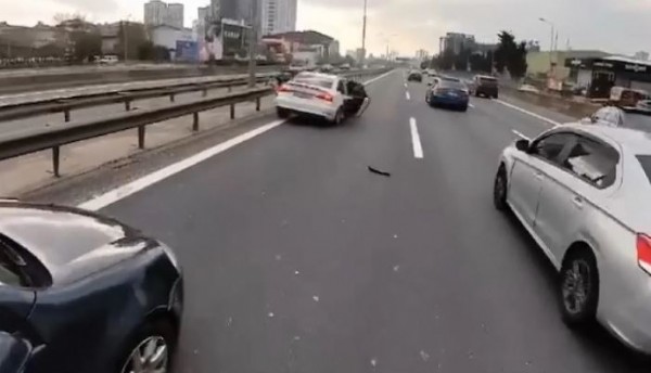 İstanbul'da düğün konvoyunda şov yaparken yaşanan kaza kamerada