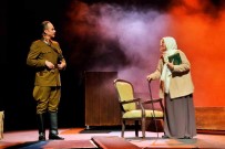 'Cumhuriyete Dogru' Tiyatro Oyununa Izmir'de Büyük Ilgi