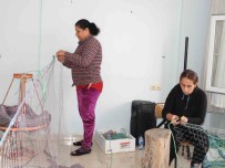 Depremzede Kadinlar Balikçilik Yaparak Ile Ekonomisine Katki Sagliyor