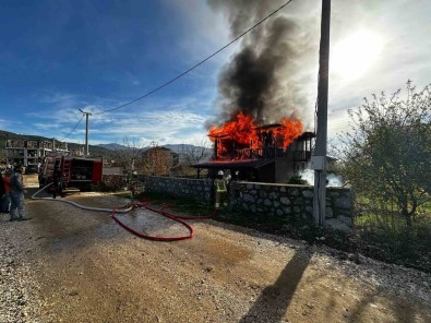 Gemlik'te Iki Katli Ev Alevlere Teslim