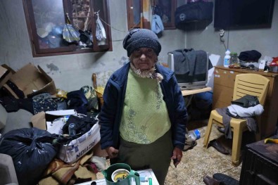 Hem Maasini Aliyorlar Hem De Anne Ve Babalarina Bakmiyorlar