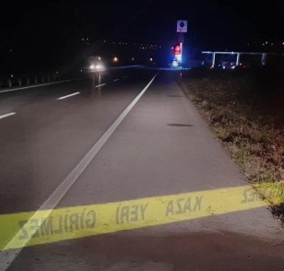 Yolun Karsisina Geçmek Isterken Otomobil Çarpti, Olay Yerinde Hayatini Kaybetti
