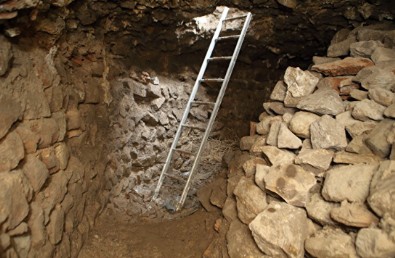 Hafriyat çalışmasında gizli dehliz bulundu! Türk bayrağı dikmek için açmışlardı: Kuyunun dibinde fark ettiler fark ettiler