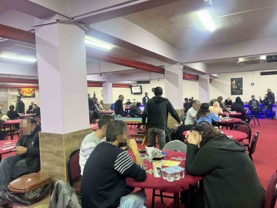 Izmir'de Kumar Oynayan 88 Kisiye Baskin