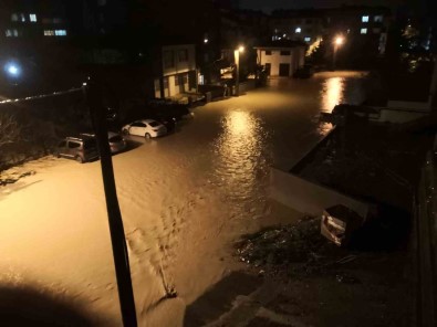 Lapseki'de Saganak Yagis Etkili Oldu, Caddeler Göle Döndü