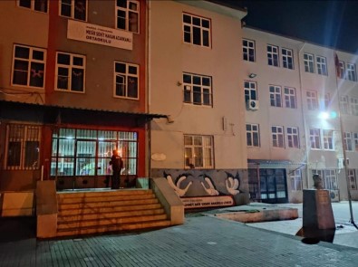 Manisa Emniyetinden Okul Bahçelerine Gece Kontrolü