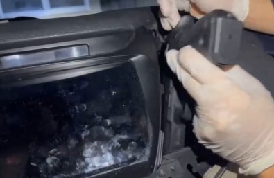 Otomobilin Ön Konsolunu Silah Deposuna Çevirmisler