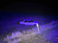 Yoldan Çikan Otomobil Tarlaya Uçtu