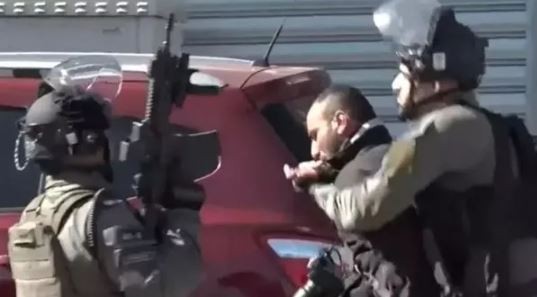 Soykırımın gölgesinde 10. Cuma namazı! İşgalci İsrail polisi katillerin fosfor bombası kullandığını deşifre eden muhabire saldırdı

