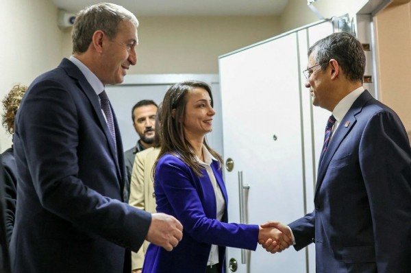 Özgür Özel’in yol arkadaşlarından küstah çağrı: Kürsüden teröristbaşı Öcalan'a selam gönderdiler!