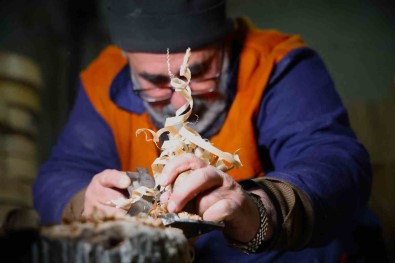 Ekmek Teknesinde 25 Yildir Ahsaba Sekil Veriyor