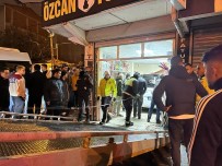 Esenyurt'ta Araç Tütüncü Dükkanina Girdi Açiklamasi 2 Yarali
