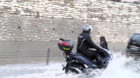 İstanbul’da sağanak yağış! Yollar göle döndü 2 araç mahsur kaldı: CHP’li belediyeye tepki yağdı!