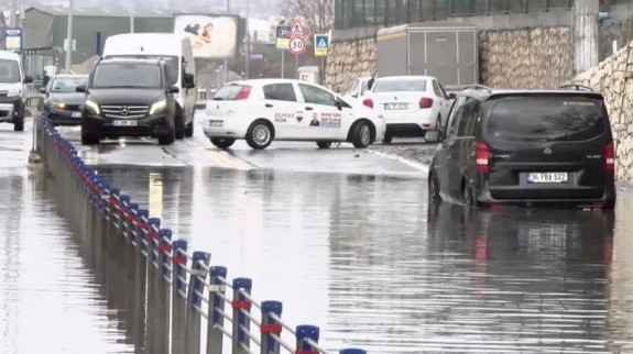 İstanbul’da sağanak yağış! Yollar göle döndü 2 araç mahsur kaldı: CHP’li belediyeye tepki yağdı!