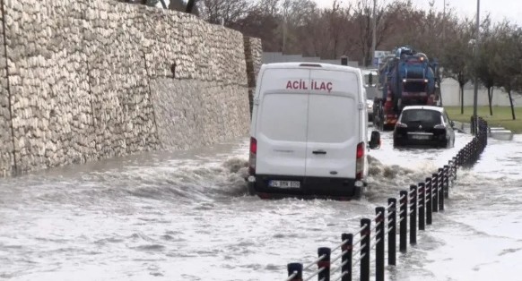 İstanbul’da sağanak yağış! Yollar göle döndü 2 araç mahsur kaldı: CHP’li belediyeye tepki yağdı!