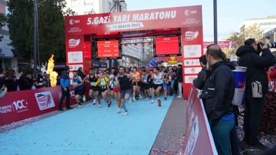 5. Gazi Yari Maratonu Bin 300 Sporcunun Katilimiyla Gerseklestirildi