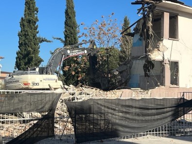 Depreme Dayaniksiz Raporu Verilen Ortaokul Yikildi