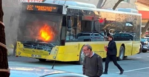 İETT otobüsü yolcularıyla seyir halindeyken yandı! Kalorifer kısmından alevler yükseldi